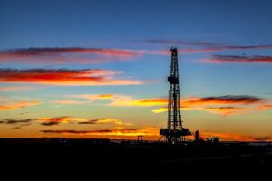 Oil Derrick Rig Drilling Petroleum  - eyeonicimages / Pixabay